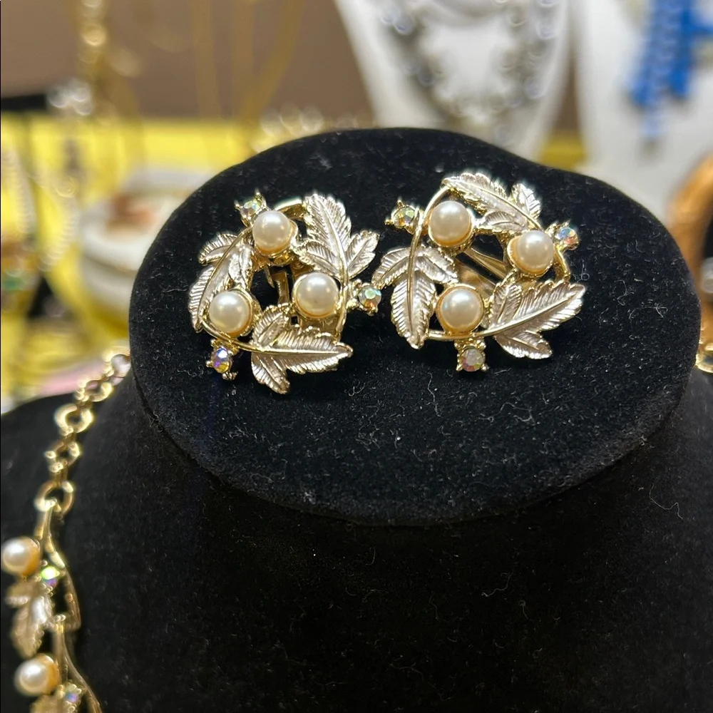 Judy Lee Gold and Cream Necklace Set - Picture 4 of 7